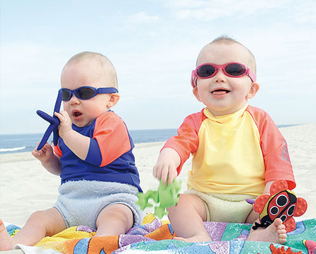 Debe mi hijo gafas de sol?